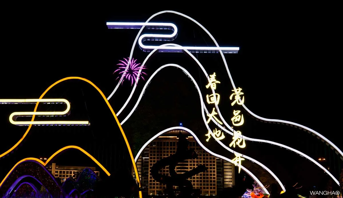 夜空下的市中心广场