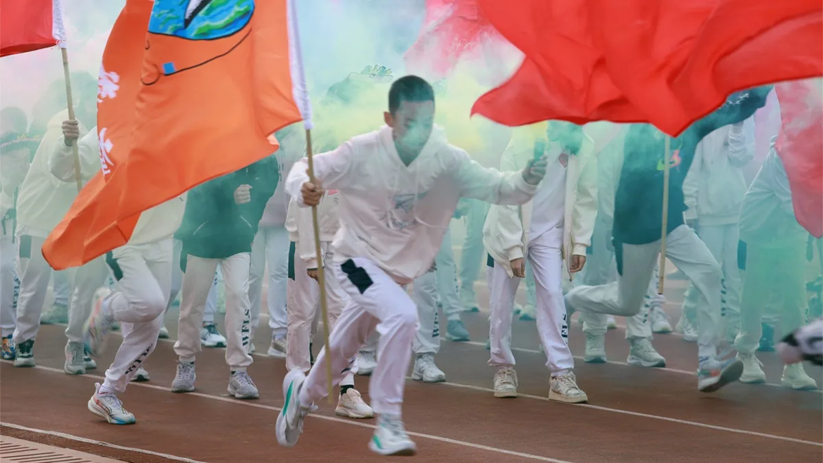 阳光洒满校园,青春绽放光芒